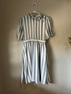 Polagram White and Gray Striped Tie-Neck Dress Lined Sz M business Office TC0543